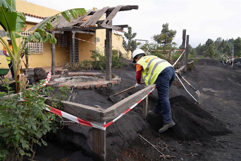 Archivo - Gesplan retira la ceniza de más de 400 viviendas y 90 parcelas agrícolas de La Palma
