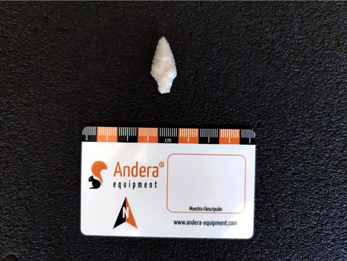 Punta de flecha encontrada en la Cueva de los Toriles de Carrizosa.