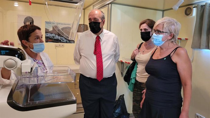 El presidente de la DPT visita la Unidad Móvil de Cribado para la detección del cáncer de mama