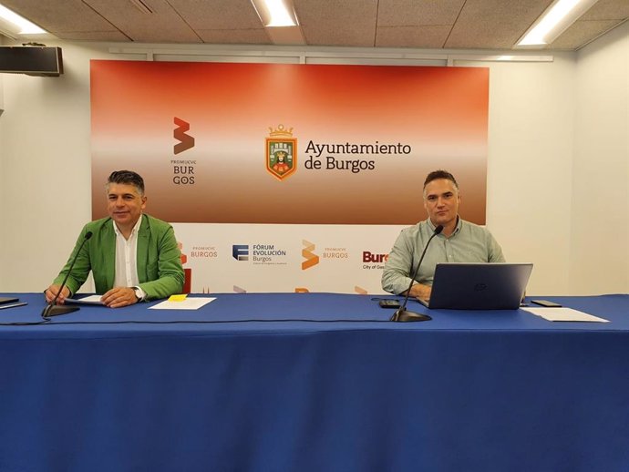 El vicealcalde de Burgos, Vicente Marañón, y el técnico de Promueve, Alberto Molina, en la presentación del Proyecto Europa.
