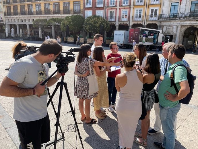 La concejal del Grupo Municipal Popular, Andrea Ballesteros, atiende a los medios en la plaza Mayor.