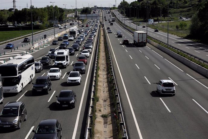 Archivo - Retenciones en la A-1 el día que comienza la operación salida del puente de mayo 2022, a 29 de abril de 2022, en Madrid (España). La Dirección General de Tráfico (DGT) pone en marcha la 'Operación de Tráfico 1 de mayo', un dispositivo especia