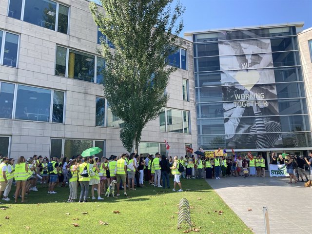 Trabajadores de Vueling participan en la protesta para exigir "una subida salarial digna", a martes 2 de agosto de 2022, en L'Hospitalet de Llobregat (Barcelona)