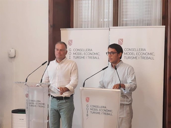 El conseller de Modelo Económico, Turismo y Trabajo, Iago Negueruela, junto con el director de Modelo Económico y Empleo, Lloren Pou, en rueda de prensa.