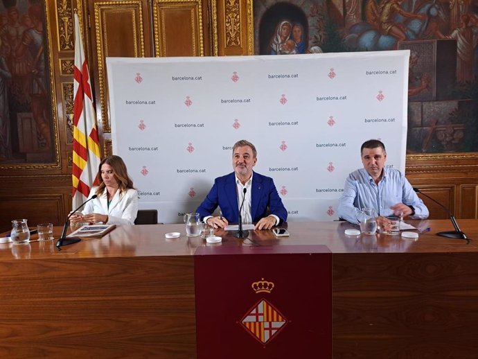De izquierda a derecha: La directora general de B:SM, Marta Labata; el primer teniente de alcalde del Ayuntamiento de Barcelona y presidente de B:SM, Jaume Collboni ; y el director del Gremi de Restauració de Barcelona, Roger Pallarols; este martes.