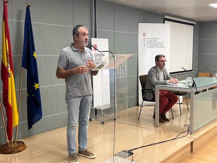 El vicepresidente del Govern y conseller de Transición Energética, Sectores Productivos y Memoria Democrática, Juan Pedro Yllanes, en una rueda de prensa.