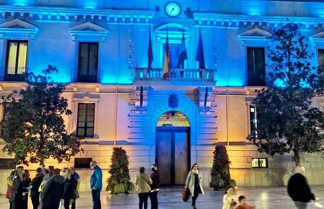 Archivo - El Ayuntamiento de Granada, en una imagen de archivo, iluminado con los colores de la bandera ucraniana