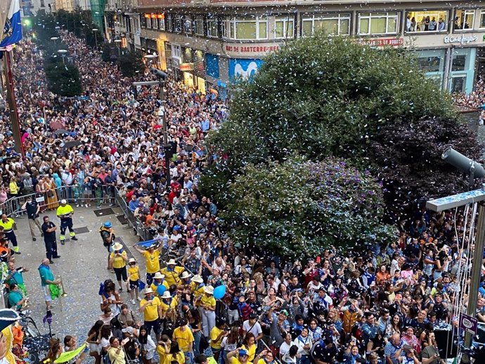 Gente en la Plaza del Ayuntamiento de Santander durante el chupinazo de la Semana Grande 2022