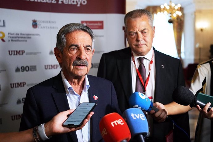 El presidente de Cantabria, Miguel Ángel Revilla, atendiendo a los medios.