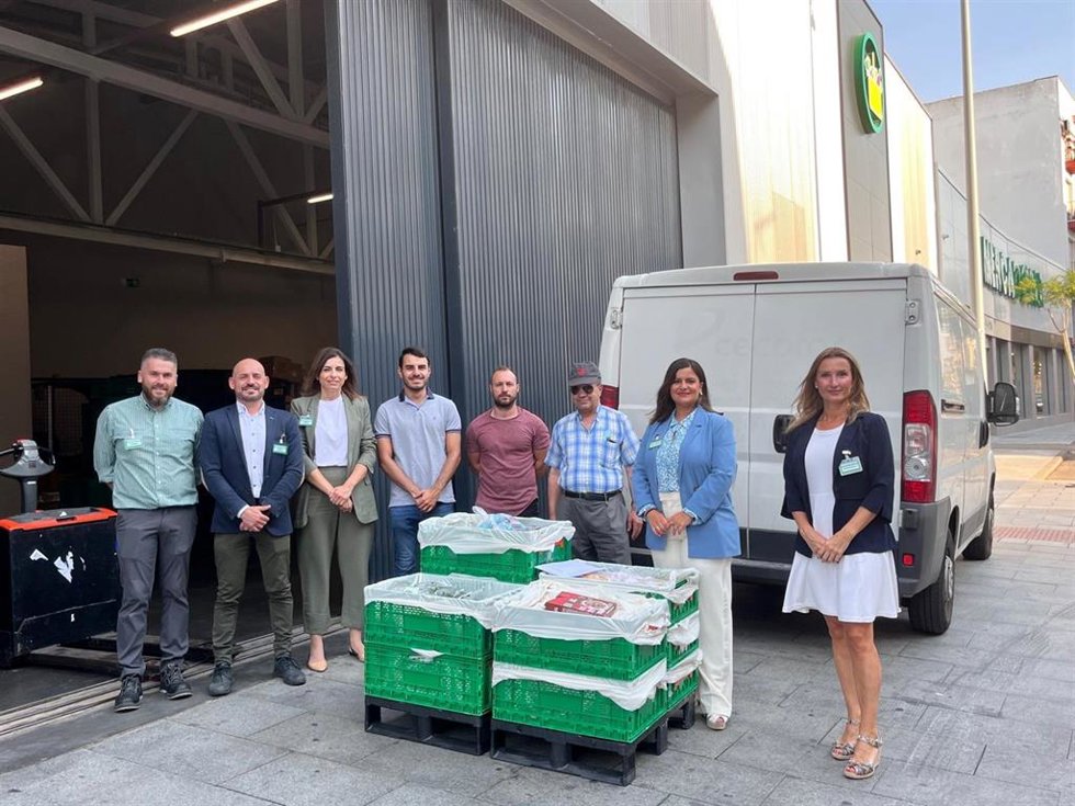 Mercadona entrega alimentos y productos de primera necesidad al Hogar Santa Teresa de Jornet de Don Benito
