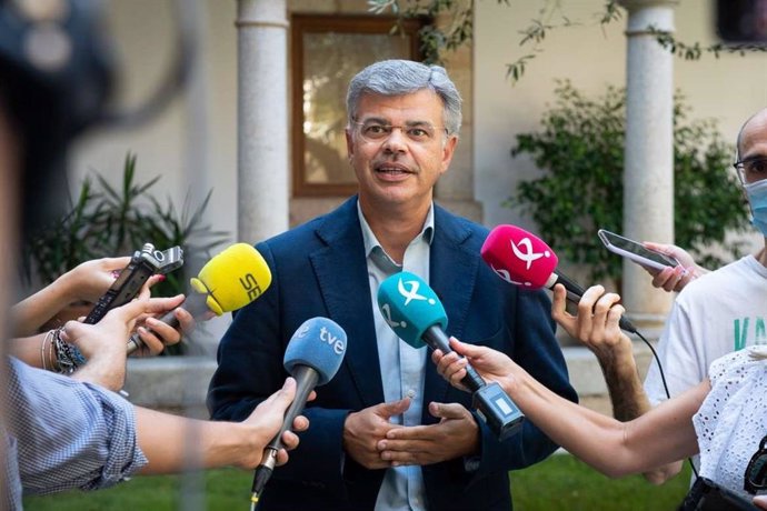 El portavoz de la Junta de Extremadura, juan Antonio González, atiende a los medios en Mérida