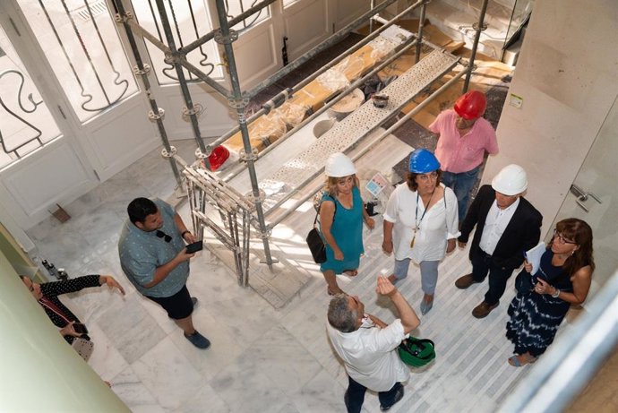 Armisn y los diputados visitan las obras en el edificio de la plaza de los Juzgados.