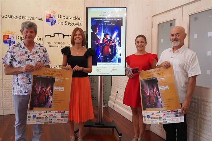 La diputada de Turismo, Magdalena Rodríguez; el presidente de la asociación, Tomás Conde; la concejala de Cultura del Ayuntamiento de Aguilafuente, Claudia Mateos; y el director de la obra de teatro El Sinodal, Miguel Gómez.
