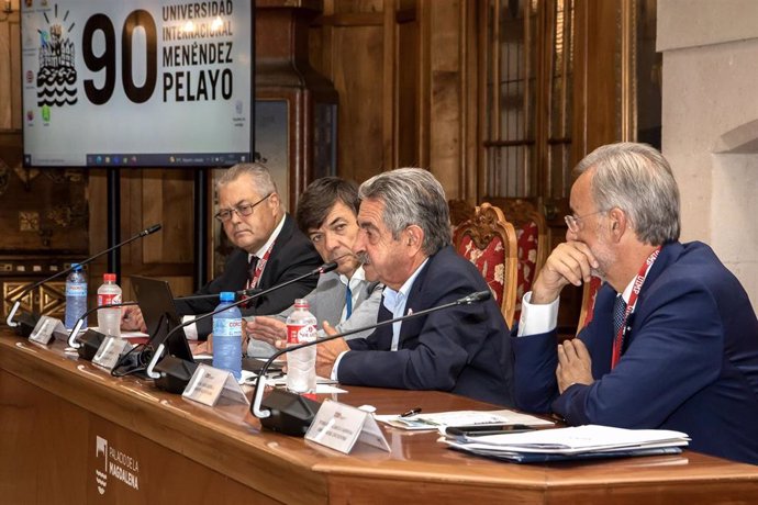 El presidente de Cantabria, Miguel Ángel Revilla, y el del Parlamento Joaquín Gómez, inauguran el encuentro '40 años del Estatuto de Autonomía de Cantabria: recordar para construir el futuro", en la UIMP.