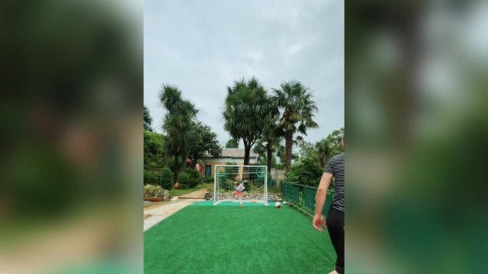 Los hermanos futbolistas: estos dos gemelos apuntan maneras con el balón