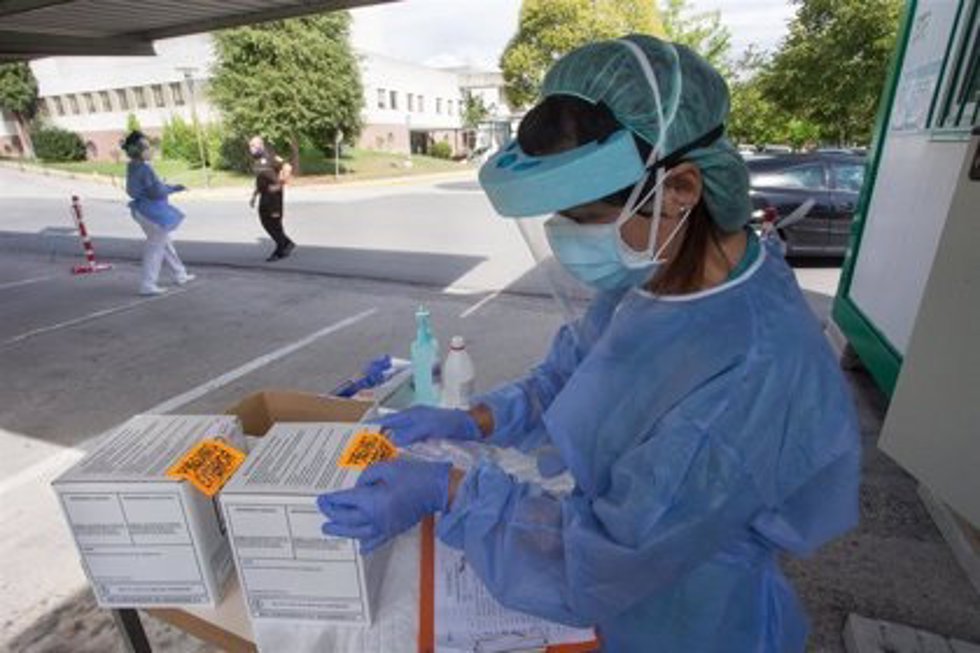 Archivo - Una sanitaria prepara pruebas PCR en Monforte de Lemos (Lugo).