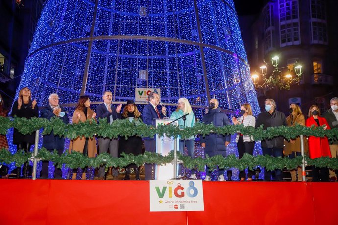 Archivo - El alcalde de Vigo, Abel Caballero, durante el encendido de las luces navideñas de 2021. 