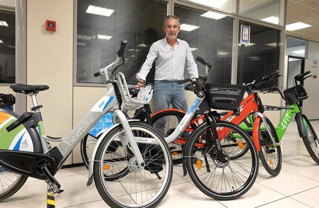 El concejal César Díaz con bicis eléctricas
