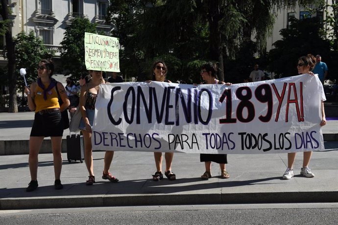 Archivo - Las empleadas domésticas con una pancarta  durante una concentración de la Asamblea Feminista