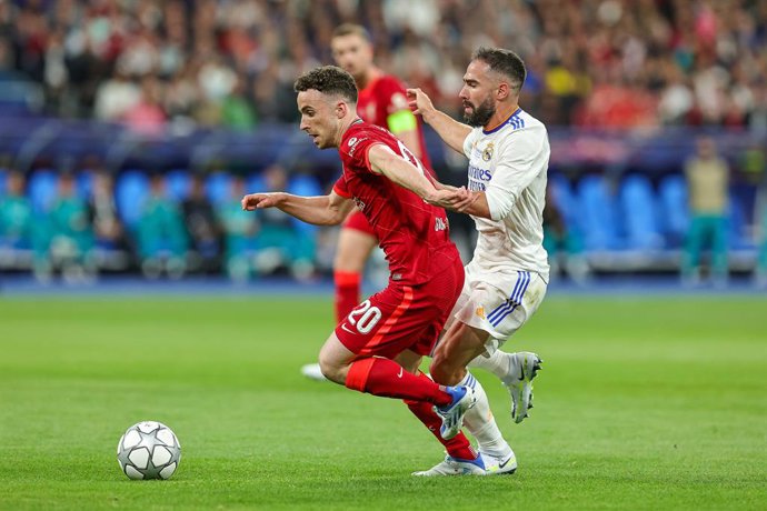 Archivo - Diogo Jota (20) of Liverpool battles with Daniel Carvajal (2) of Real Madrid during the UEFA Champions League, Final football match between Liverpool FC and Real Madrid CF on May 28, 2022 at Stade de France in Saint-Denis near Paris, France - 