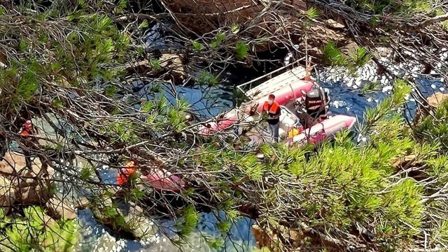 Serveis d'emergències en un tram tancat del camí de ronda a Blanes (Girona)