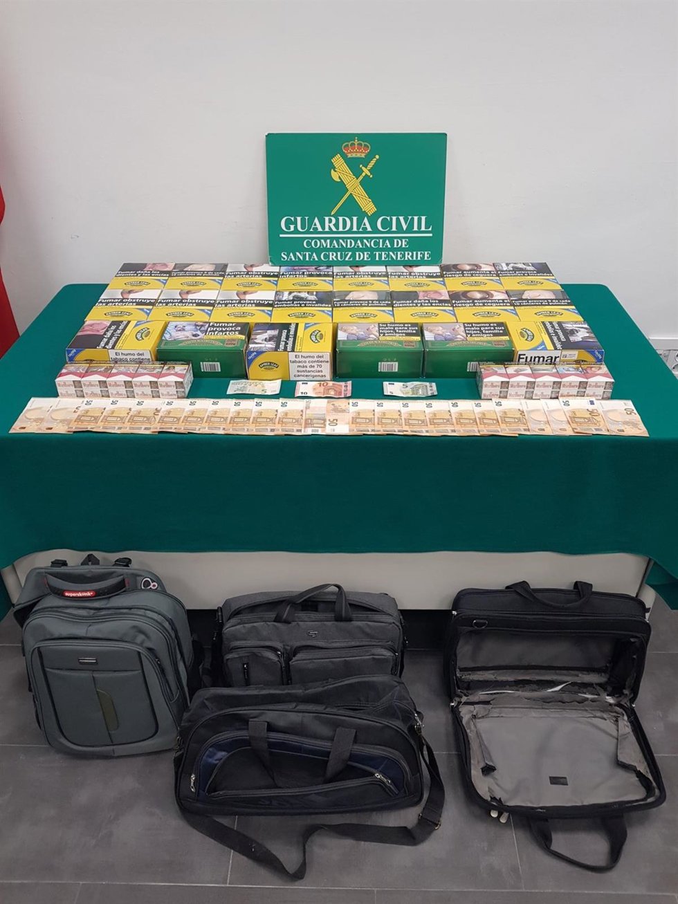 Cartones de tabaco, cajetillas y mochilas intervenidos por la Guardia Civil