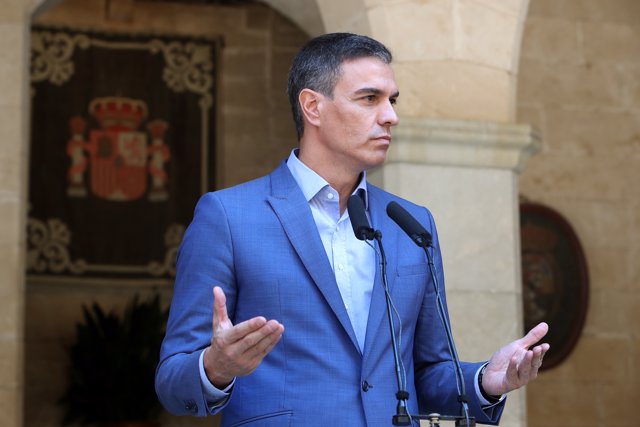 El presidente del Gobierno, Pedro Sánchez, comparece después de su reunión con el rey Felipe VI, en el Palacio de la Almudaina, a 2 de agosto de 2022, en Palma de Mallorca, Mallorca, Islas Baleares (España)