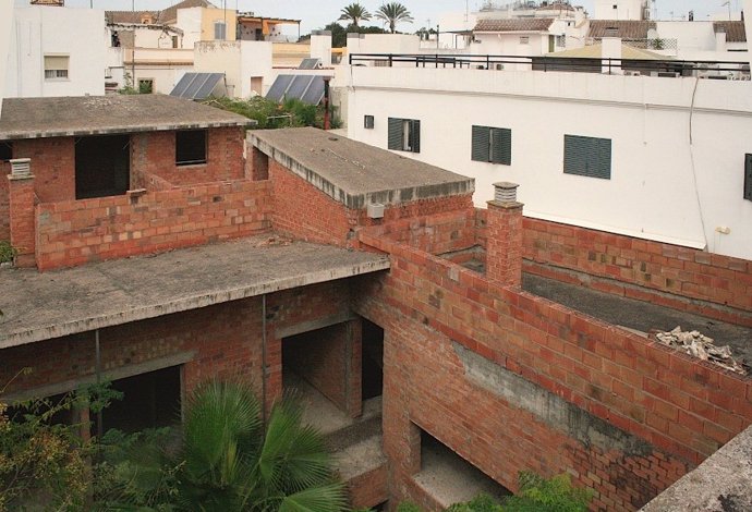 Archivo - Viviendas en la calle San Roque que se pararon en 2007 y ahora se retoman y se destinan para alquiler para jóvenes.