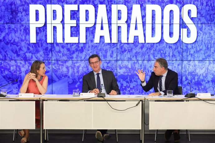 La portavoz del PP, Cuca Gamarra; el presidente del PP, Alberto Núñez Feijóo  y el coordinador general del PP, Elías Bendodo, durante la reunión del Comité Ejecutivo Nacional del Partido Popular, en la sede de Génova, a 26 de julio de 2022, en Madrid