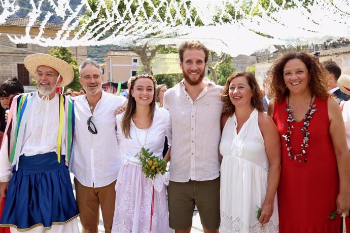 La presidenta del Govern, Francina Armengol, en su visita a las fiestas de Pollena.