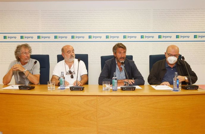 El presidente de la Fegamp, Alberto Varela, y representantes de los sindicatos CC.OO., CIG y UGT firman un documento con criterios para la estabilización de empleo público local.