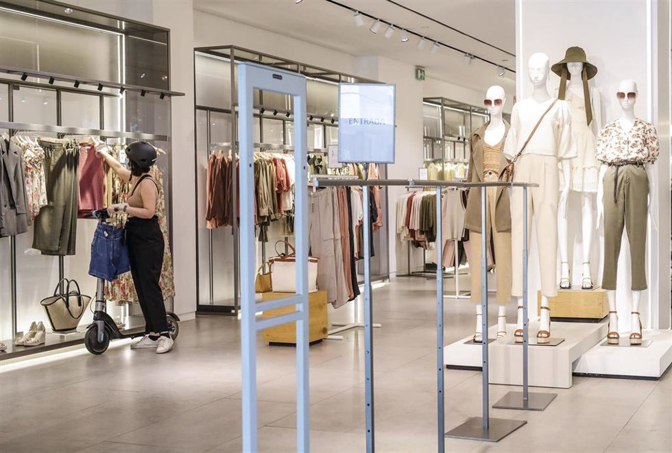 Archivo - Una dependienta de una tienda de ropa 