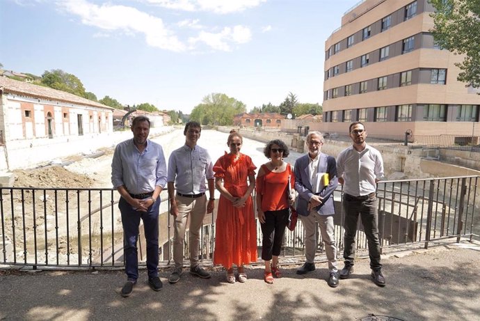 Visita a las viviendas y obras de la calle Canal.