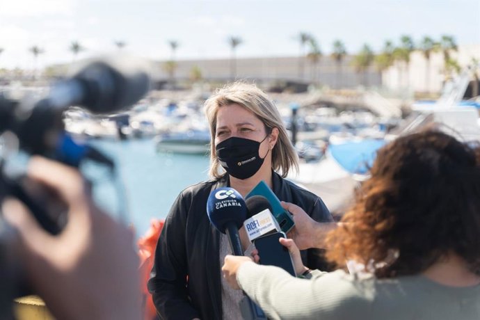 Archivo - La consejera de Agricultura, Ganadería y Pesca del Gobierno de Canarias, Alicia Vanoostende, durante una visita al puerto de Tazacorte