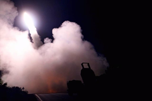 Ataque del Ejército de Ucrania con el sistema de lanzamiento de misiles estadounidense modelo 'HIMARS'