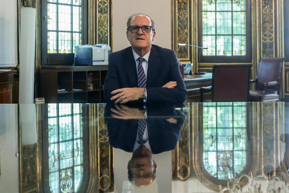 El defensor del Pueblo de España, Ángel Gabilondo, posa después de una entrevista para Europa Press, en la sede del Defensor del Pueblo, a 29 de julio de 2022, en Madrid (España). El político y catedrático es Defensor del Pueblo desde noviembre de 2021.