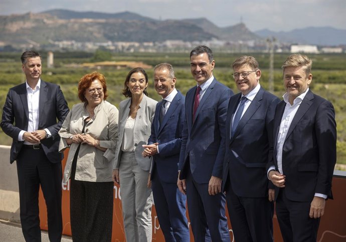 Archivo - La ministra de Industria, Comercio y Turismo, Reyes Maroto (3i); el director ejecutivo de Volkswagen, Herbert Diess (c); el presidente del Gobierno, Pedro Sánchez (3d); y el presidente de la Generalitat, Ximo Puig (2d), posan durante la presen