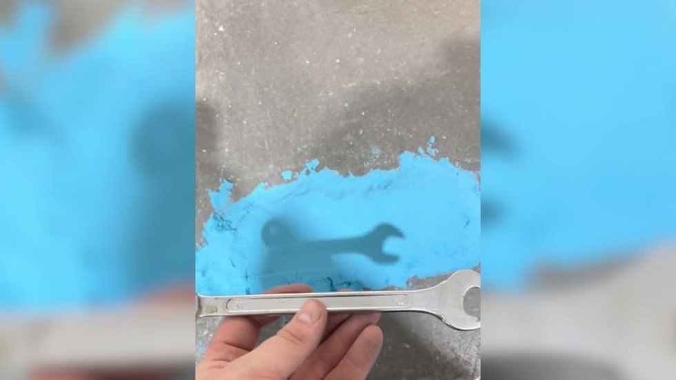 Este hombre se ha hecho una estrella en TikTok por su habilidad con el metal fundido