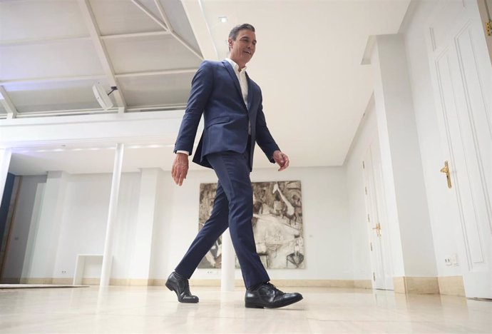 El presidente del Gobierno, Pedro Sánchez, a su salida del Complejo de La Moncloa, tras presentar el primer informe de rendición de cuentas 2022 del Gobierno de España, a 29 de julio de 2022, en Madrid (España). 