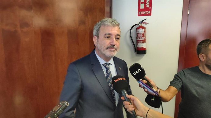 Archivo - El primer teniente de alcalde de Barcelona, Jaume Collboni, en declaraciones a los periodistas. - Archivo