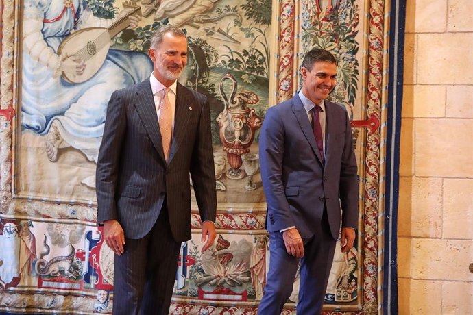 El Rey Felipe VI (i) y el presidente del Gobierno, Pedro Sánchez (d), a su llegada a su reunión en el Palacio de la Almudaina, a 2 de agosto de 2022, en Palma de Mallorca, Mallorca, Islas Baleares (España). El despacho de verano entre Sánchez  y el Rey 