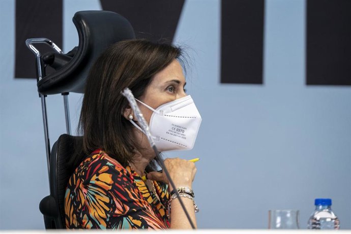 La ministra de Defensa, Margarita Robles, interviene en una rueda de prensa durante su visita la Unidad Militar de Emergencias (UME) en la Base Aérea de Torrejón, a 25 de julio de 2022, en Torrejón de Ardoz, Madrid (España).