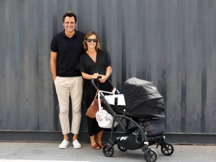 Ion Aramendi y su mujer, María Amores, reciben el alta tras dar la bienvenida a su hija Marieta