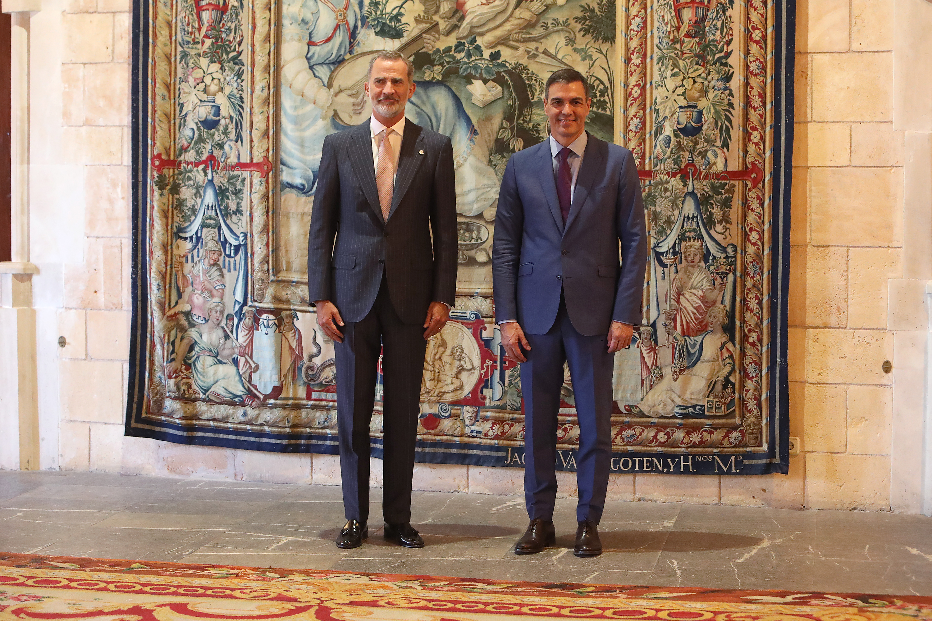 El Rey Felipe VI (i) y el presidente del Gobierno, Pedro Sánchez (d), posan a su llegada a su reunión en el Palacio de la Almudaina, a 2 de agosto de 2022, en Palma de Mallorca, Mallorca, Islas Baleares (España)