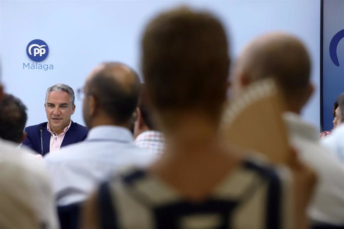 El coordinador general del PP, presidente provincial y parlamentario andaluz, Elías Bendodo, en rueda de prensa tras mantener una reunión con alcaldes y portavoces municipales a 2 de agosto de 2022 en Málaga, Andalucía.