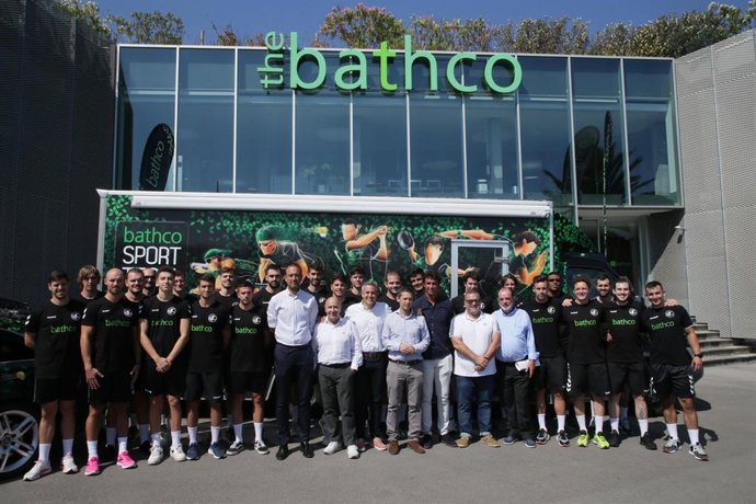 Presentación de la campaña 2022-2023 del Bathco BM Torrelavega junto al gerente de la empresa Bathco, el vicepresidente Pablo Zuloaga, el consejero de Turismo Javier López Marcano y el alcalde de Torrelavega Javier López