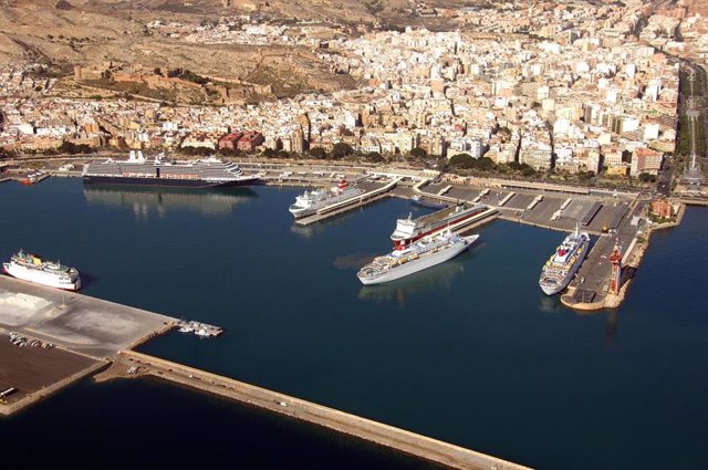 Archivo - Vista aérea del puerto de Almería en una foto de archivo.