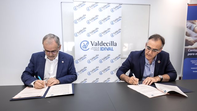 El consejero de Sanidad, Raúl Pesquera, y el rector de la UC, Ángel Pazos, firman el convenio de investigación oncólogica clínica