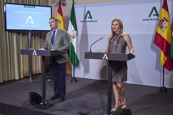 El consejero de Presidencia, Interior y Diálogo Social de la Junta de Andalucía, Antonio Sanz, junto a la consejera de Economía y Hacienda de la Junta de Andalucía, Carolina España, durante la rueda de prensa tras el Consejo de Gobierno