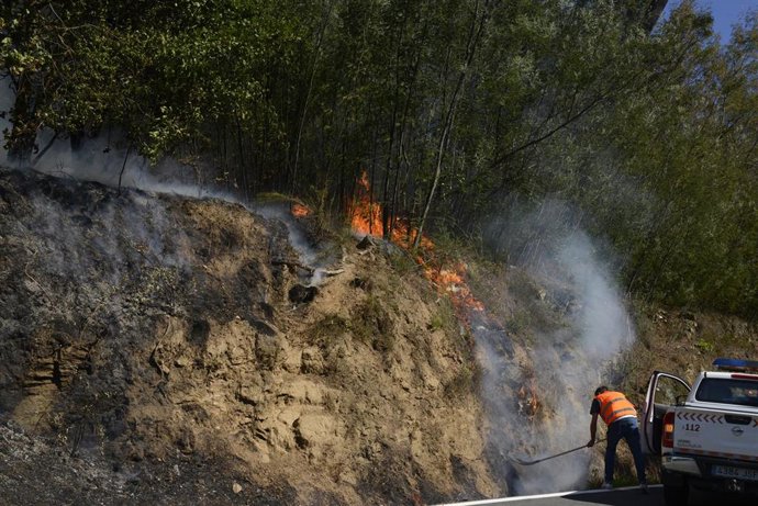Efectivos de Protección Civil colaboran en la extinción del incendio de Castrelo de Miño.